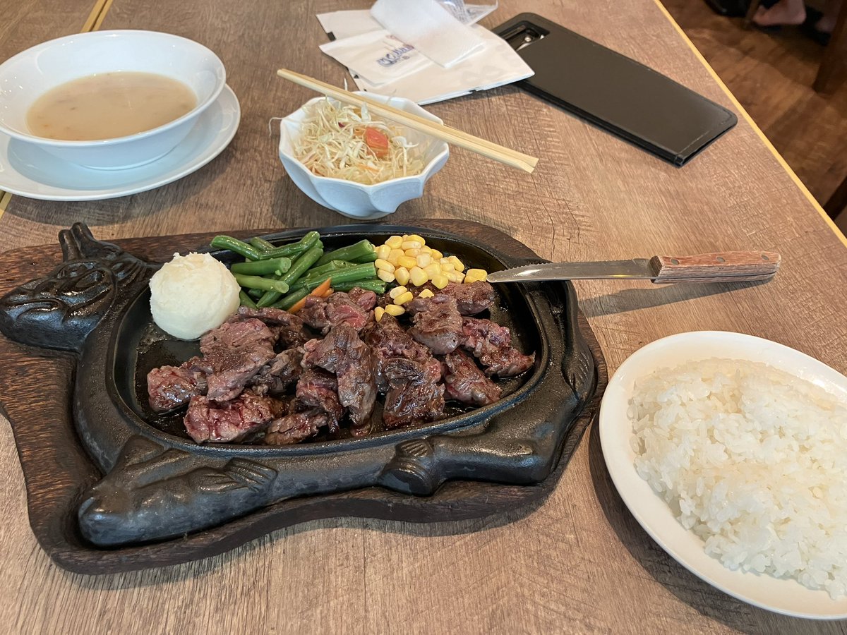 Tomosa_takeru's tweet photo. 先日沖縄に行った時に食べたステーキ🥩たまには贅沢もいいよね♫ https://t.co/UT0zxbCjHE