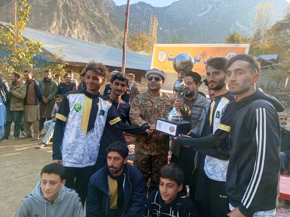etcFatima's tweet photo. خیبر پختونخواہ کے ضلع لوئر چترال میں سیکیورٹی فورسز کے تعاون سے منعقدہ "جشنِ خزاں فٹبال ٹورنامنٹ" کا فائنل بتریک ٹیم نے 1 کے مقابلے میں 5 گول سے جیت لیا۔🏆#LowerChitral #SwatValley #SecurityForces https://t.co/ALqWk5LATL