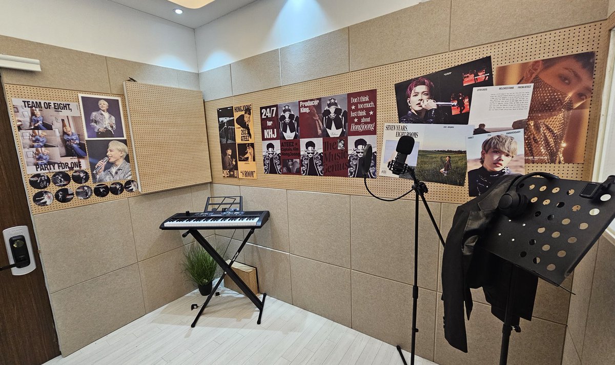 ATE181024EZ's tweet photo. 📌 카페 메리

제일 마지막에 방문해서 모든 특전이 품절이슈ㅠㅠ
불미스럽지만 야무지게 생카 공간 후다닥 구경함 🥺
녹음실 컨셉이 홍중스러웠어🫶

#Track0711  
#ForKHJ_FromSEOUL https://t.co/ccUQDtlprY