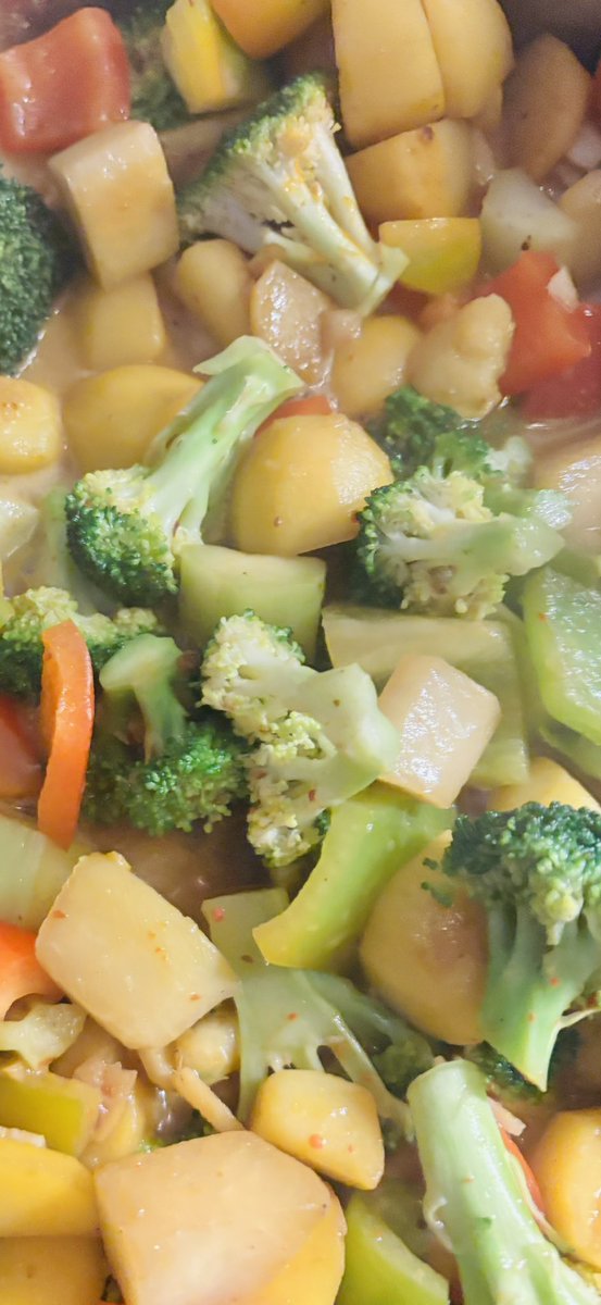 In the making: ein Curry mit #körrieM25, #körrie011 , Knoblauch, Ingwer und div. Gemüse.
Ein leuchtendes, wärmendes Gericht für graue Tage.
<a href="/KauftKoerrie/">Kauft Körrie!</a> 
<a href="/koerriefluencer/">Körriefluencer</a>