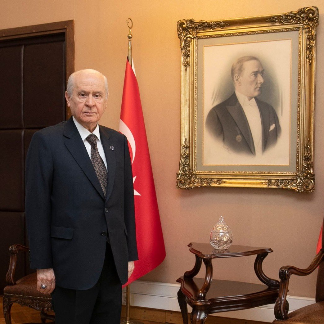 🔴 MHP Lideri Devlet Bahçeli'den 10 Kasım mesajı:

▪️ Şüphesiz ki 10 Kasım bir ağlama, dövünme ve yas tutma günü değildir.

▪️ Aziz Atatürk’ü daha iyi anlamak, eşsiz hizmetlerini ve eserlerini samimiyetle kavramak için 10 Kasım bir fırsat, bir dönüm, bir tazelenme dönemidir.