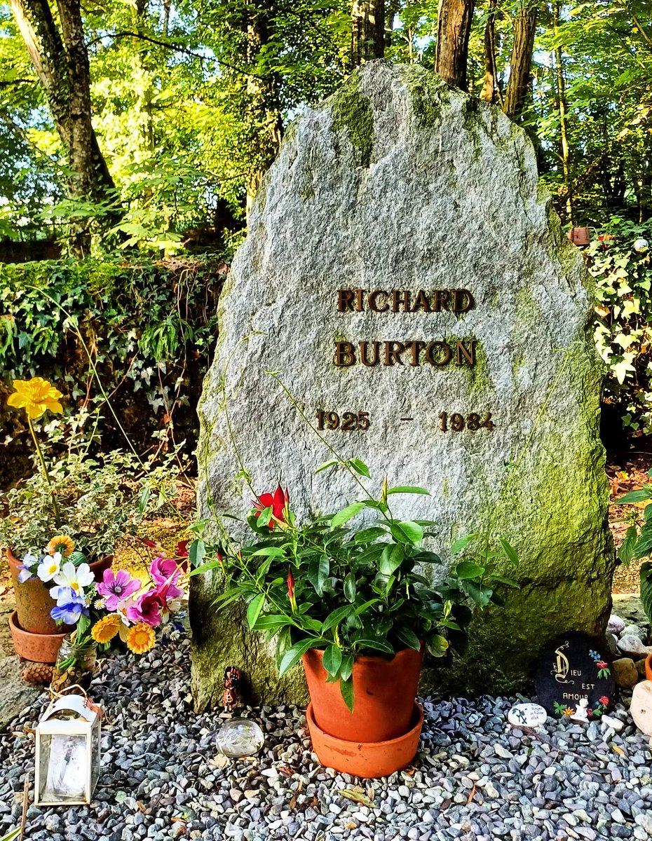 reviewwales's tweet photo. Richard Burton (1925-1984) was born 100 years ago today.
For his centenary, I recently visited his final resting place in Céligny, Switzerland - the idyllic Genevan village he called home for nearly 30 years.
“Seren Cymru a’r byd” – star of Wales and the world. 🏴󠁧󠁢󠁷󠁬󠁳󠁿 https://t.co/mpDpRqkCpu