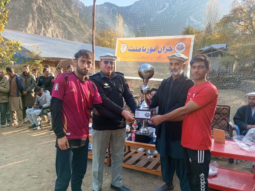 Afridayyyy's tweet photo. #LowerChitral #SwatValley #Tribal #Education #SecurityForces
نوجوانوں کا پسندیدہ کھیل فٹبال ہے اور سیکیورٹی فورسز نے لوئر چترال میں فٹبال ٹورنامنٹ منعقد کیا اور بہتر کارکردگی دکھانے والوں کو انعامات دئیے https://t.co/yK1zCjfYCG