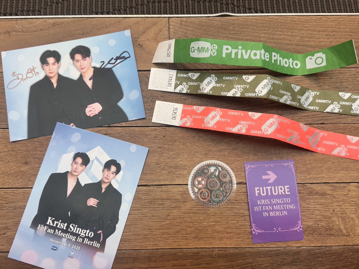GlueSub's tweet photo. พร้อมแล้ว🩷💚
#KS1stFMBerlin 
#KristSingto 
#คริสสิงโต #ทีมพีรญา https://t.co/xs7jfZvsCV