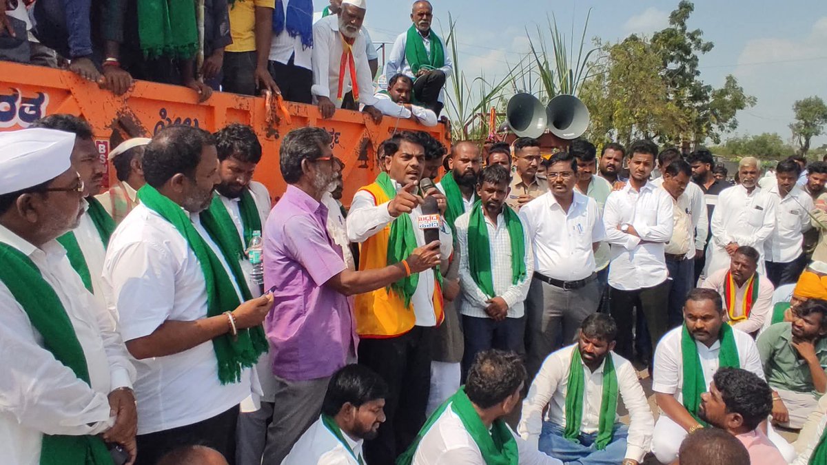 shivanandyadah4's tweet photo. ಕಬ್ಬಿಗೆ ಬೆಂಬಲ ಬೆಲೆ ನೀಡುವಂತೆ ದೇವರ ಹಿಪ್ಪರಗಿ ಪಟ್ಟಣದಲ್ಲಿ ಇಂದು ರೈತರು ನಡೇಸಿದ ಹೋರಾಟದಲ್ಲಿ ಭಾಗವಹಿಸಿ ಮಾತನಾಡಿದೆ. ಅನ್ನದಾತನ ಅಳಲು ಕೇಳದ ಜನಪ್ರತಿನಿದಿನಗಳು ಮತ್ತು ಸರ್ಕಾರಕ್ಕೆ ನನ್ನನೊಂದು ಧಿಕ್ಕಾರವಿರಲಿ.

#KRSParty 

#ದೇವರಹಿಪ್ಪರಗಿ https://t.co/szUDJ5avE6