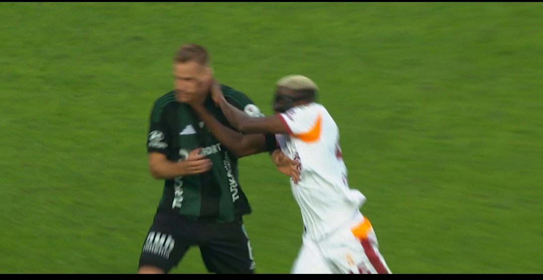 Kimse ikili mücadele muhabbetine girmesin bu nedir arkadaş her maç her maç adamın suratına yüzünü müdahele ile kendine avantaj sağlıyor bu Posimhen #KSvGS