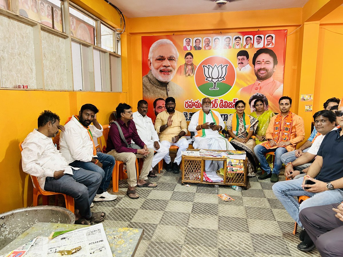 dmostvalued's tweet photo. In view of the ensuing by-election in #JubileeHills campaigned with various right wing orgs. and Mahila Morcha members Suguna garu @HyndaviPandem garu
and @HymaReddy4Bjp at Rahmat Nagar division. Encouraged voters to download the #VoterHelpline app. #JubileeHillsWithBJP @LDR4BJP https://t.co/53WI7B6WR6