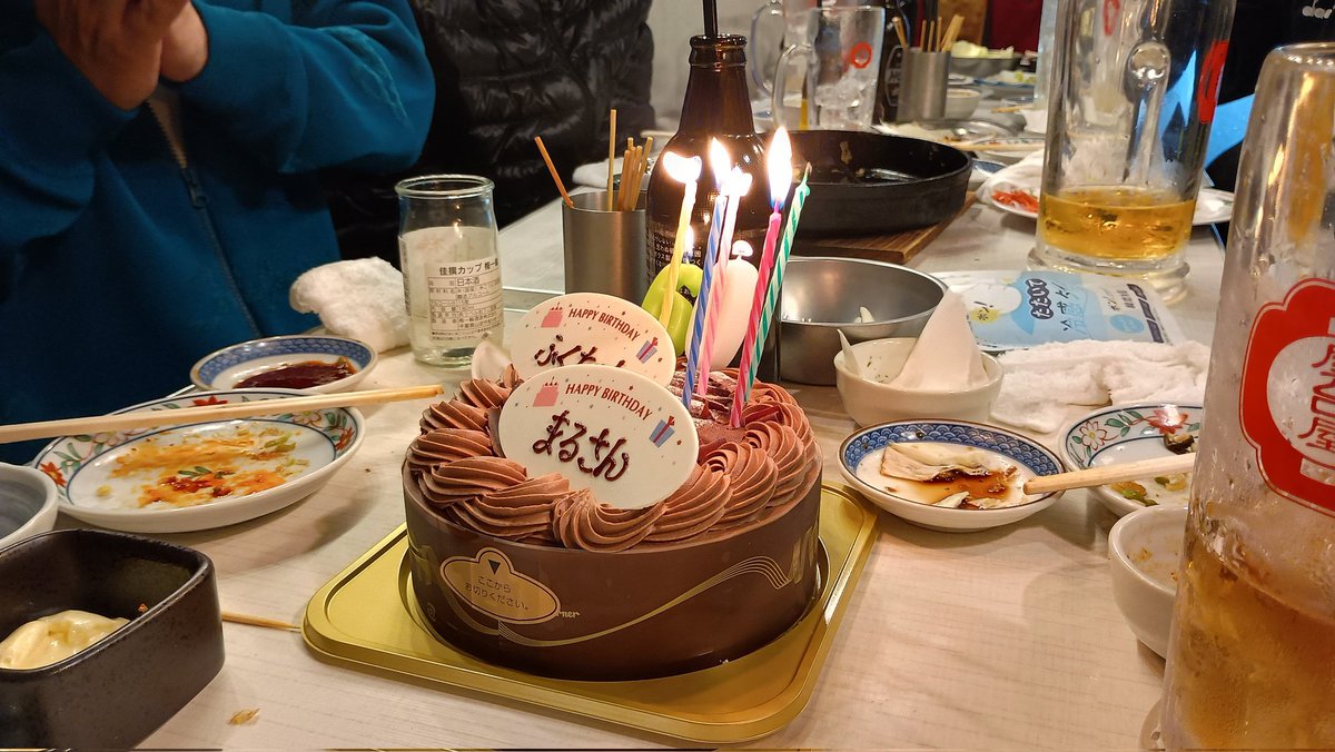 masata83's tweet photo. まるさんと合同バースデー🎂
ありがたや。明日も飲みがあるので（てかそもそも普通に仕事ですしねw）控えめで(^^)
この年でも祝って貰えるのは感謝しかないですね🍻
ケーキも美味しく頂きました。後は電車寝過ごさずに帰るだけ(笑)
昨日は飲んでもないのに、違う電車にのってるのでね(^_^;) https://t.co/P8x6GpjVHo