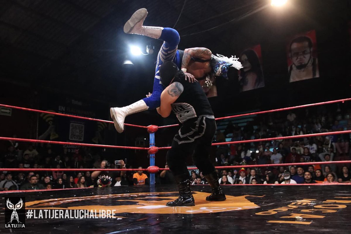 LaTijeraLucha's tweet image. La lucha semifinal de #LuchaLibreImpactoTotal pone cuatro “gallitos” que se dieron con todo y por toda la #ArenaLopezMateos, donde con toda la experiencia y volviendo a la #EpidemiaTrauma, #TraumaI vuela para dejar fuera de combate a #DrKaronteJr y #TraumaII “rompe” ...