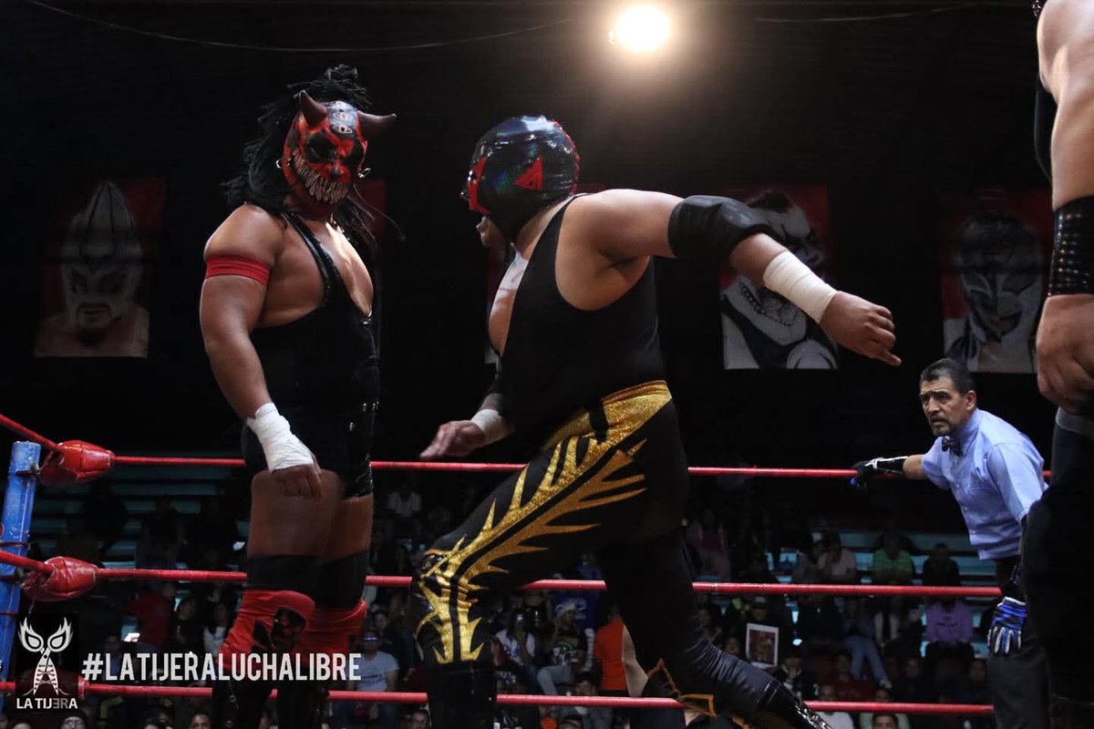 LaTijeraLucha's tweet image. La lucha semifinal de #LuchaLibreImpactoTotal pone cuatro “gallitos” que se dieron con todo y por toda la #ArenaLopezMateos, donde con toda la experiencia y volviendo a la #EpidemiaTrauma, #TraumaI vuela para dejar fuera de combate a #DrKaronteJr y #TraumaII “rompe” ...
