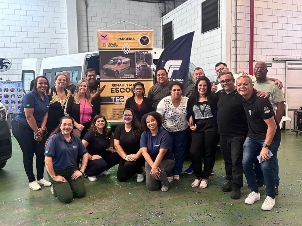 fabusforma's tweet photo. No último sábado, a #Fabusforma marcou presença no evento promovido pela #RenaultSinal, onde foram apresentadas soluções voltadas ao segmento do #transporteescolar. Além da exclusividade do modelo com 24 lugares, também apresentamos as opções de 10 e 20 lugares.
#Renault https://t.co/DXLySscQHY