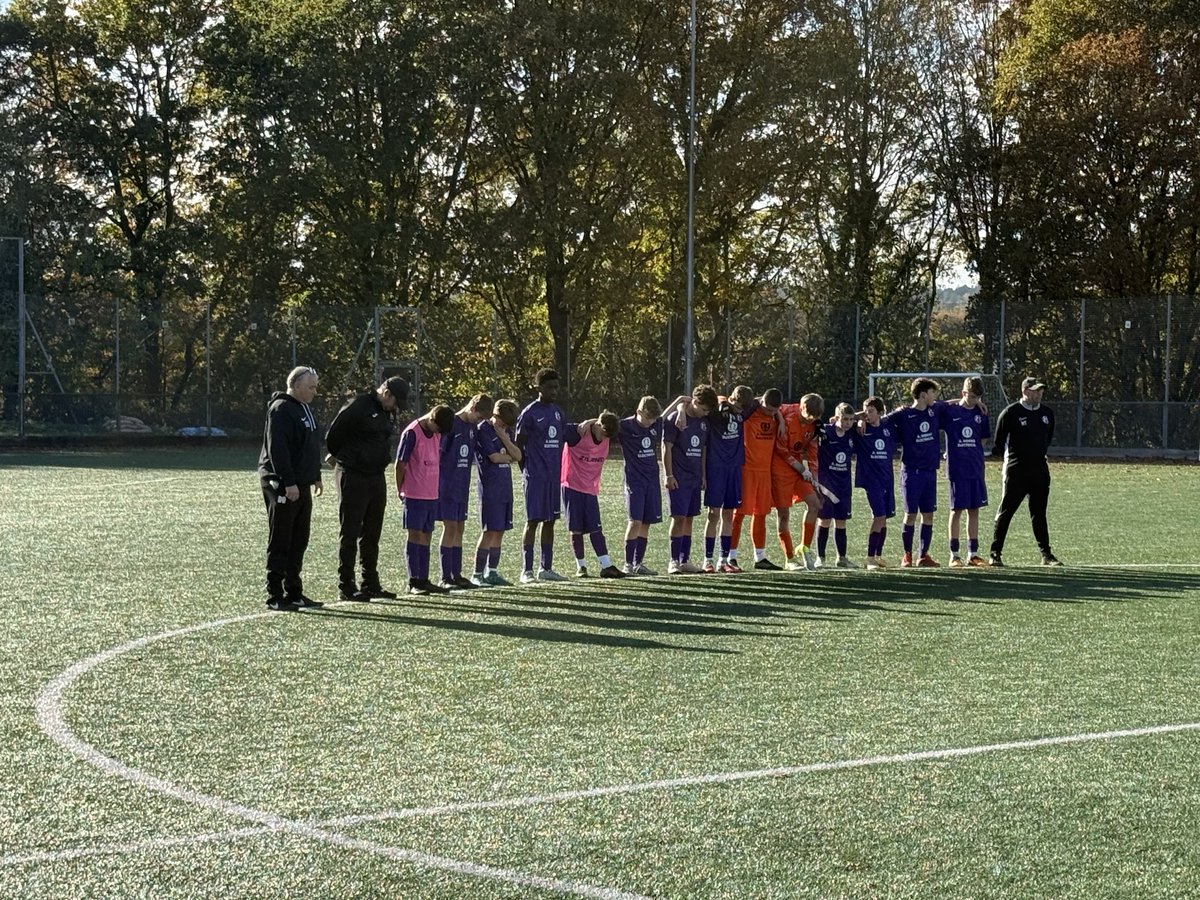 HamblePhil's tweet image. It’s always a proud moment to see so many grassroots youth teams hold a 2-minute silence today to remember those who gave so much across the country. 

Proud of all my club @AFCStoneham,  and my boys team for showing their respect. 🌺 #LestWeForget