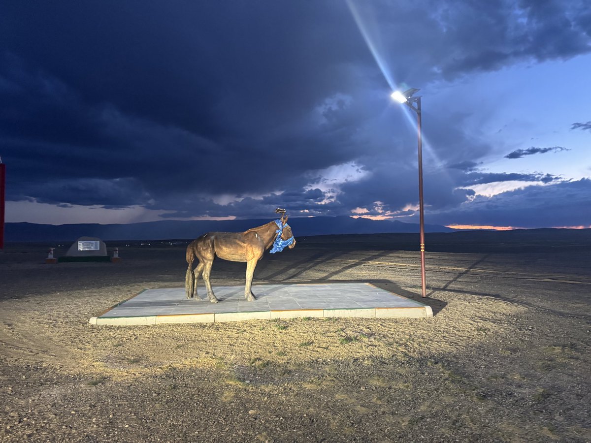 Задгай сэтгэвэл метроны хөшөө ч байж болно