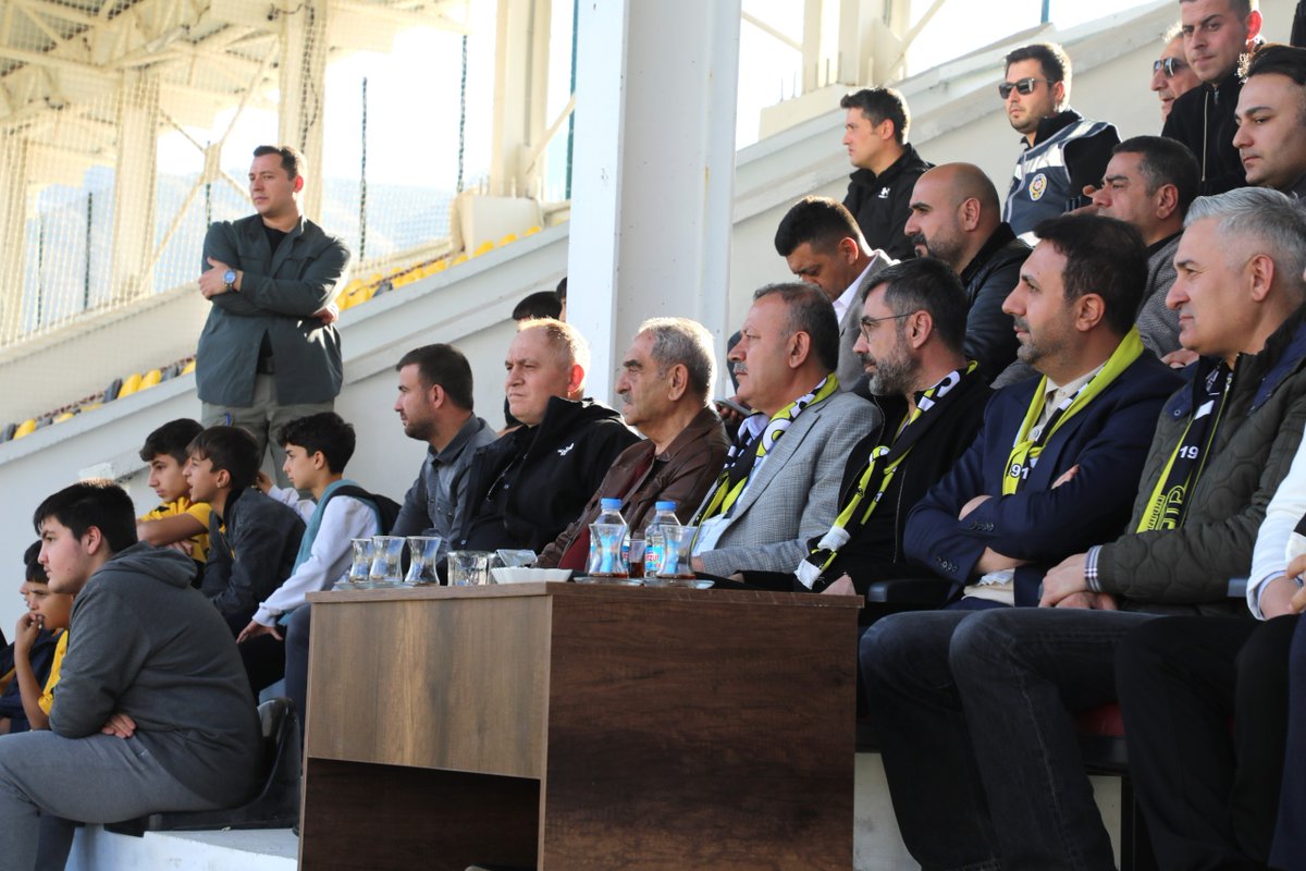 BEÜ Rektörü Prof. Dr. Necmettin Elmastaş, Bitlis Spor’un Yeni Kulüp Binası Açılışına Katıldı ve 3-0’lık Galibiyeti İzledi
 
Bitlis Eren Üniversitesi (BEÜ) Rektörü Prof. Dr. Necmettin Elmastaş, Bitlis Spor Kulübü’nün modern imkânlara sahip yeni kulüp binasının açılış törenine