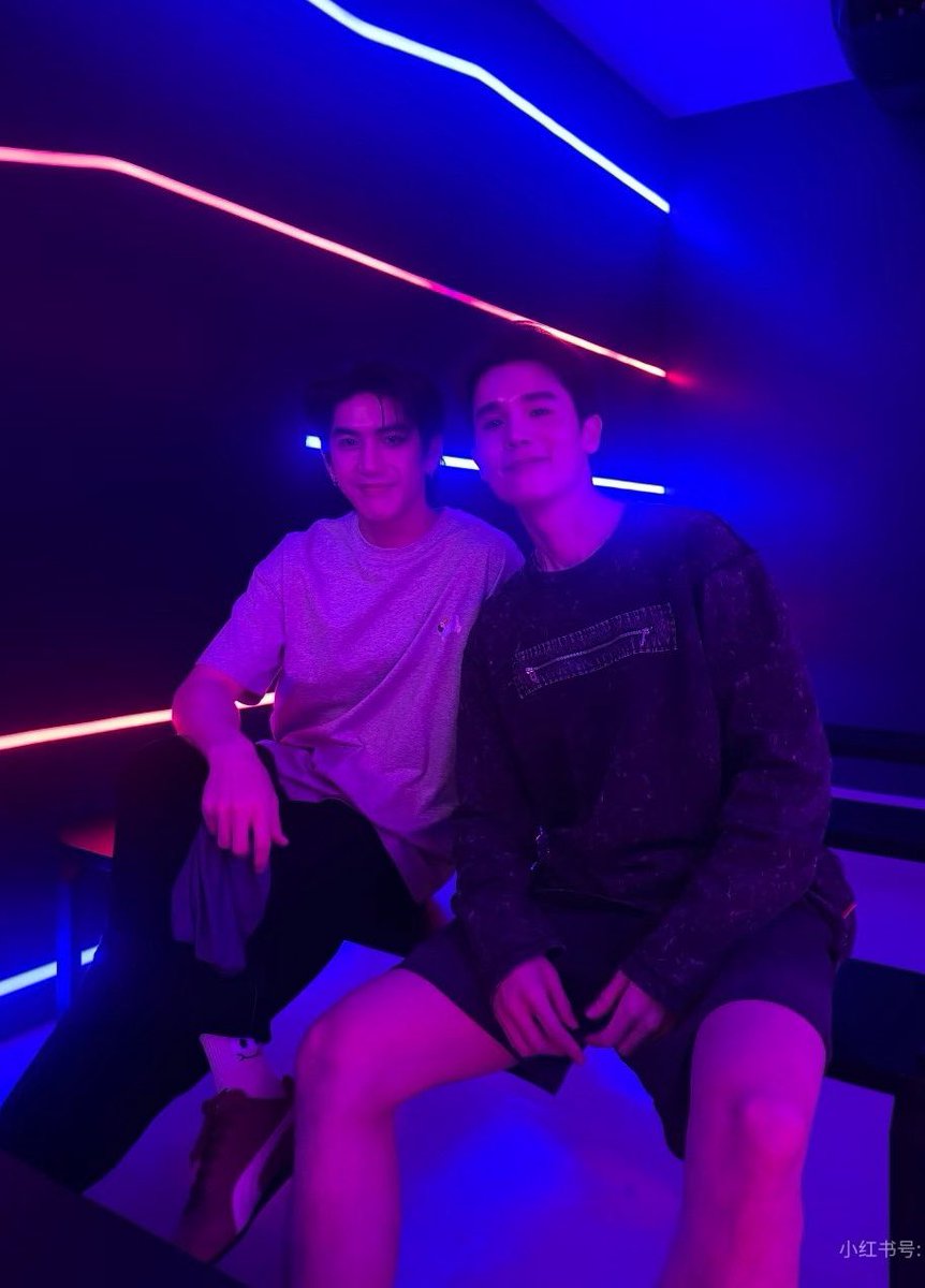 เขินขนาดตัว เขินส่วนสูง เขินการโพสท่านั่ง 
เขินข้อเท้าเร้กของน้องซี เขินไหล่กว้างของเฮียจิม
หวานใจนักแข่งอะเขินโว้ย อุก่ะๆ 😳🙈😳🙈😳