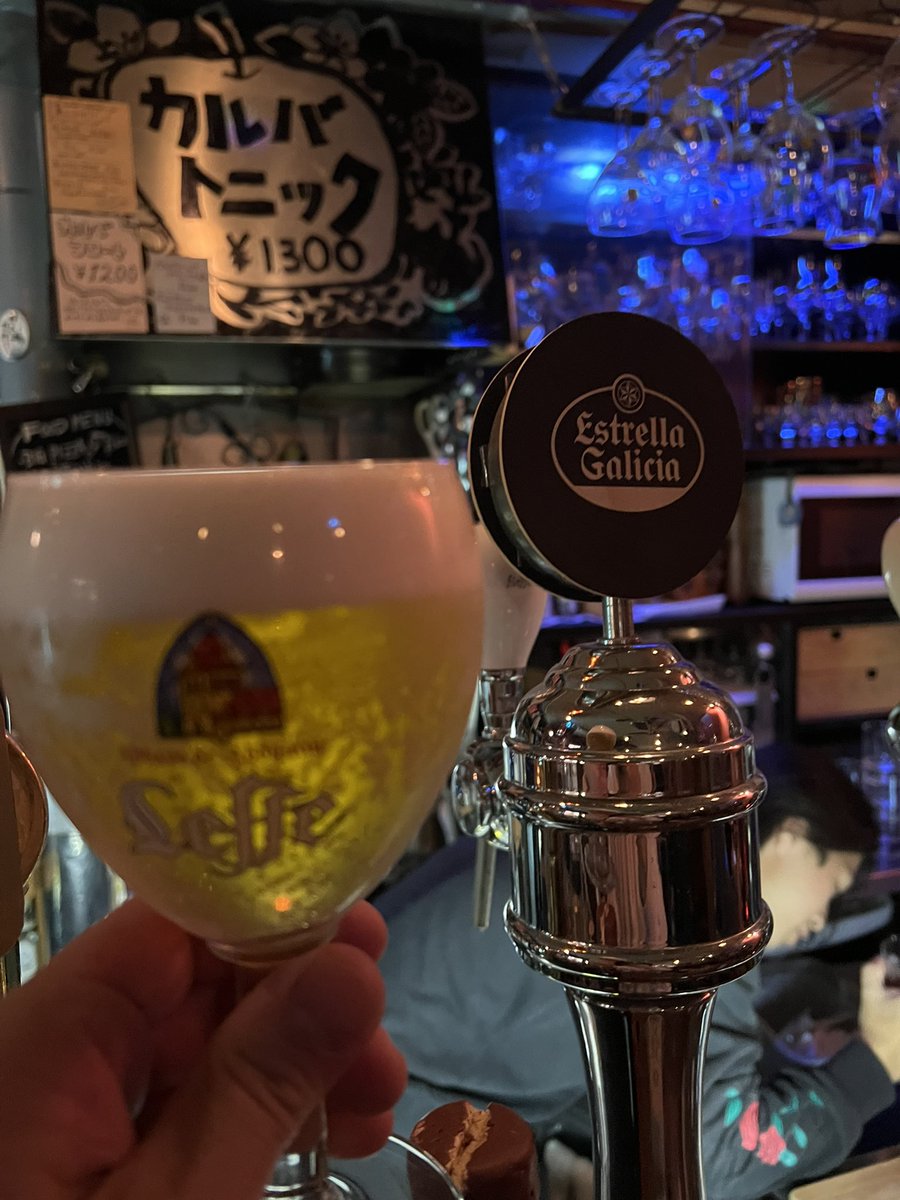 Qu_ma's tweet image. 3ステージ終えて一通り飲んで今

今宵もフラッと覗いたお客さんを音でロックして踊らせてきました
ルタンマジックのおかげですね
いい場所にはいい音が宿ります

演奏家として痺れるシチュですがこういう場所は成長させてくれます
沢山のお立ち寄りありがとうございました！
ルタンペルデュ最高！！