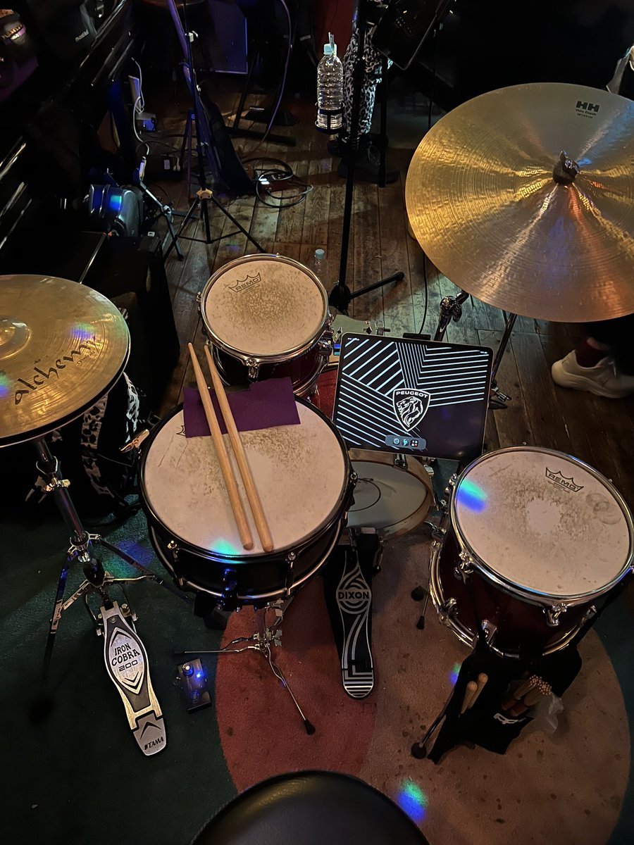 Qu_ma's tweet image. 3ステージ終えて一通り飲んで今

今宵もフラッと覗いたお客さんを音でロックして踊らせてきました
ルタンマジックのおかげですね
いい場所にはいい音が宿ります

演奏家として痺れるシチュですがこういう場所は成長させてくれます
沢山のお立ち寄りありがとうございました！
ルタンペルデュ最高！！