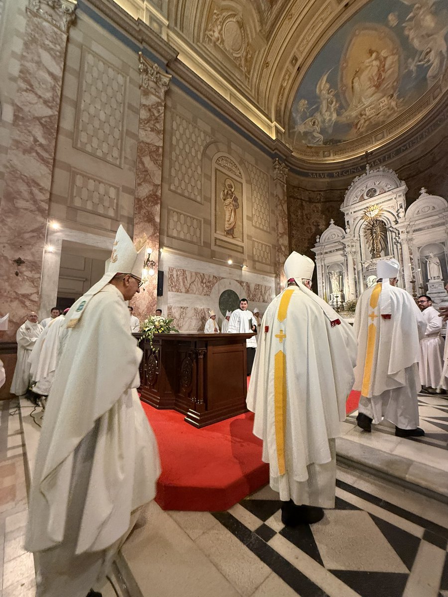 iglesiauy's tweet photo. Ya en el interior del santuario los obispos, sacerdotes y fieles ingresan para rezar la súplica a la virgen y bendición final de la celebración #VirgenDeLosTreintayTres https://t.co/p0JCGqly5z