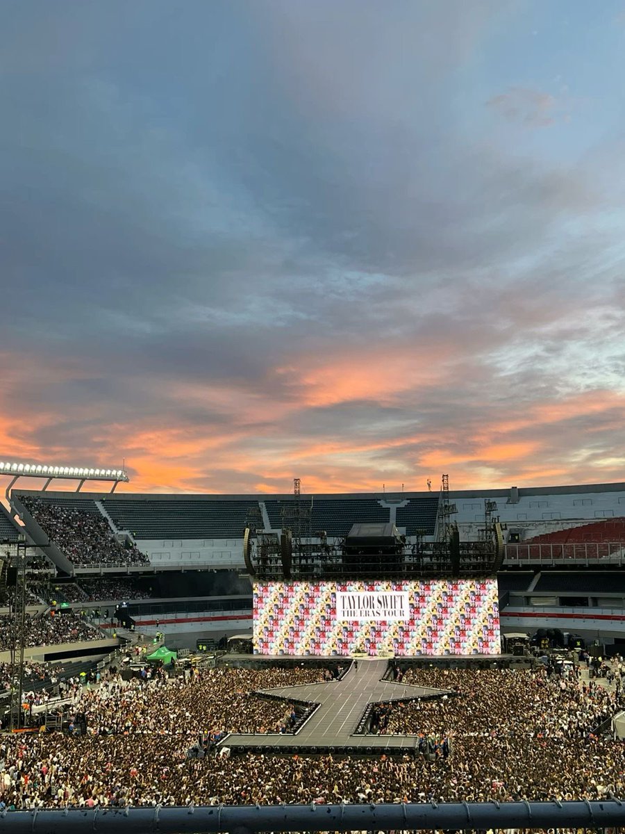 swiftespos's tweet image. llevenme de vuelta a este mismo día pero hace 2 AÑOS ATRÁS que estabamos viviendo los mejores shows de la vida 🩷😭