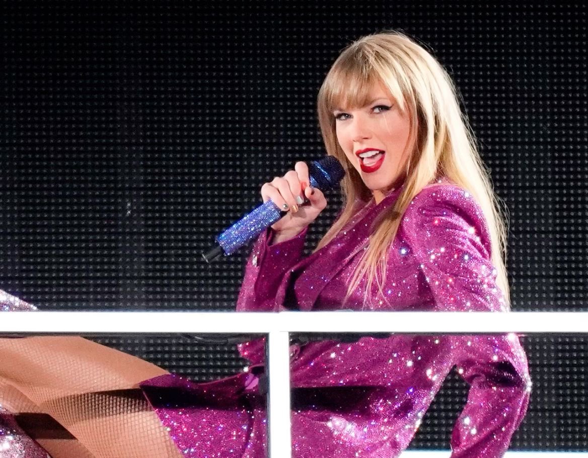 swiftespos's tweet image. llevenme de vuelta a este mismo día pero hace 2 AÑOS ATRÁS que estabamos viviendo los mejores shows de la vida 🩷😭