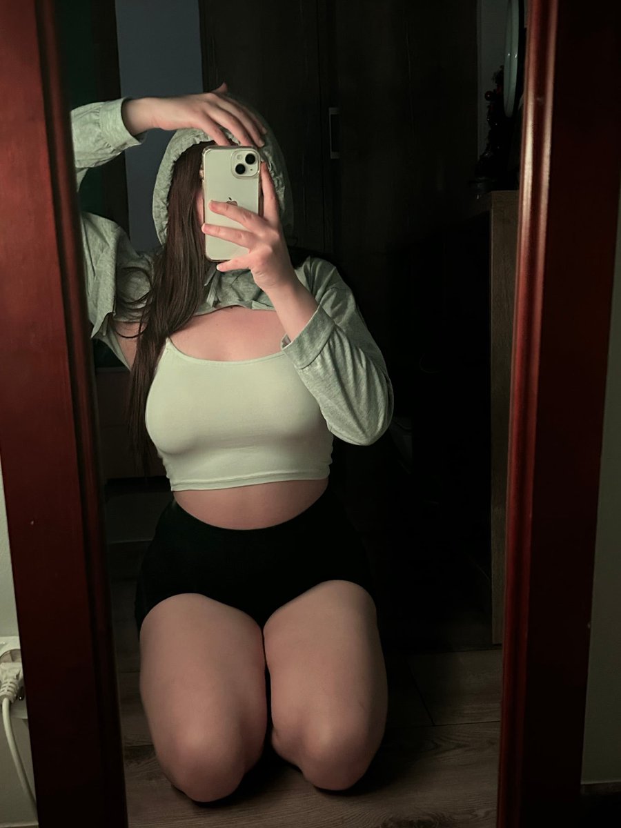 LadyPatrycja8's tweet photo. Który piesek chce się Pani do czegoś przydać ? 😝

#findom #femdom https://t.co/6Sivn55PhR