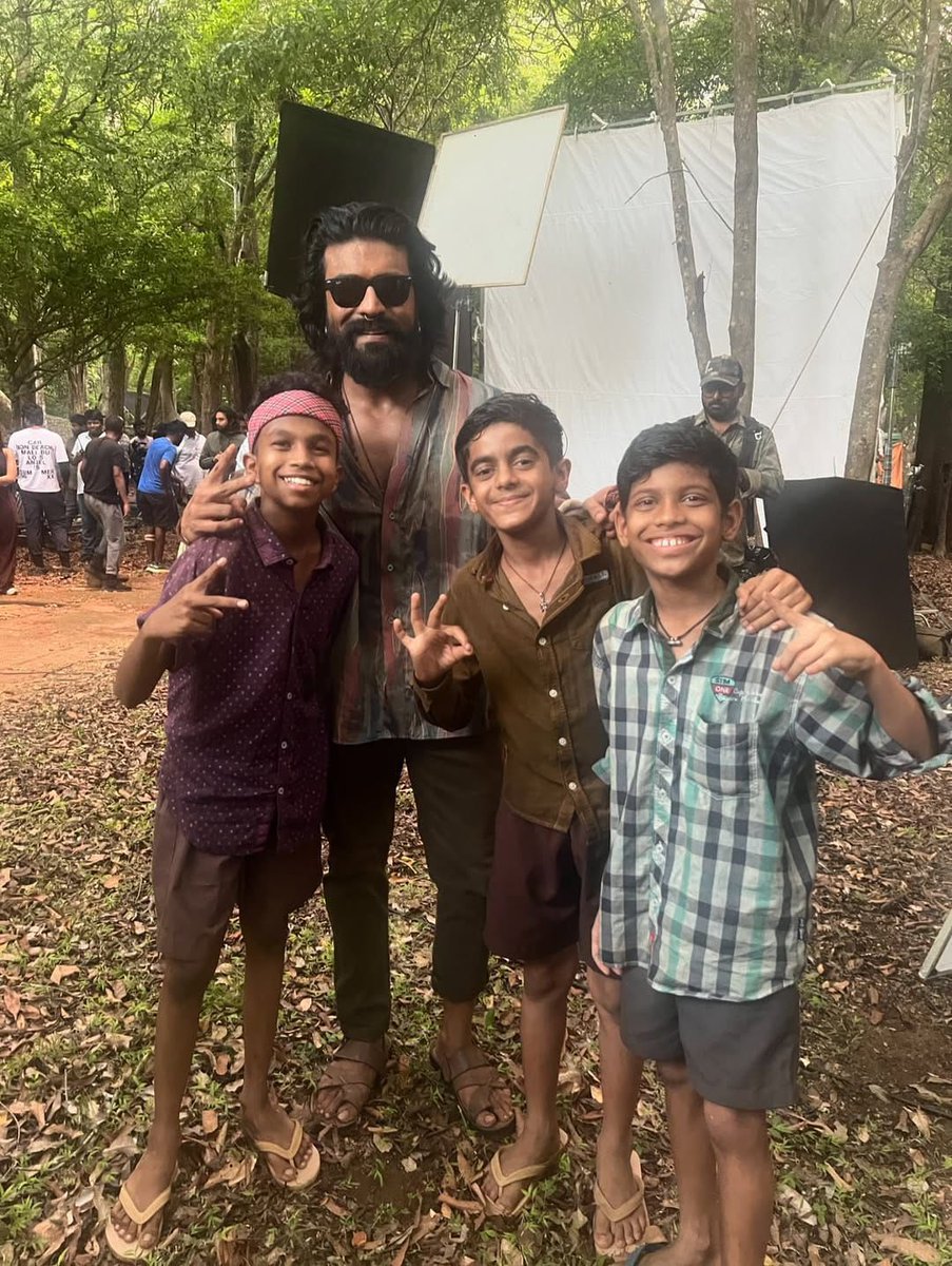 Filmy_Time's tweet image. Mega Power Star @AlwaysRamCharan shares a joyful moment with kids on the sets of #PEDDI, lighting up hearts with his charm and smile! ❤️

#RamCharan #ChikiriChikiri