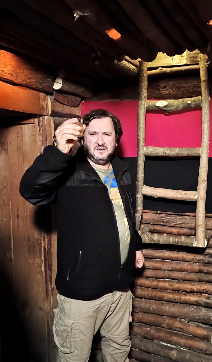 Esta noche brindo desde un refugio antiaéreo.

Brindo por los que están en el frente y no pueden alzar una copa.

Por los que están bajo tierra esperando que pase la alerta.

Por los que ya no están.

Slava Ukraini