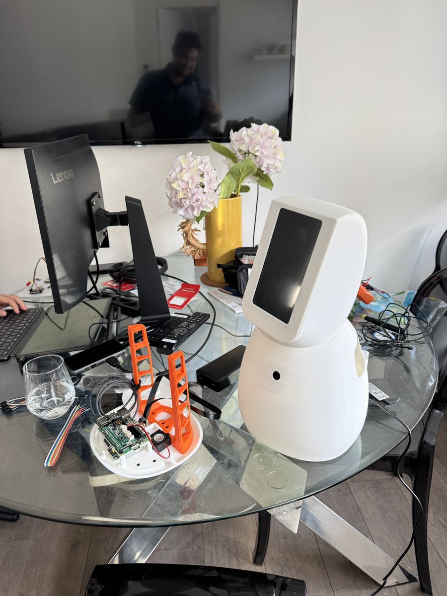 pham_blnh's tweet image. week 1 of building bebo, an open source mini humanoid for less than 1000$

&amp;gt; completed the design for the upper body and arms
&amp;gt; completed the software runtime and architecture
&amp;gt; bebo has its own memory of the world, the people it has seen, the object it likes,…
&amp;gt; can run 24/7,…