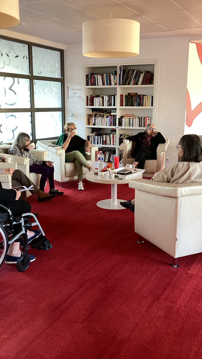 Aujourd’hui, comme tous les dimanches nous voici autour d’un café convivial pour un temps d’échange plein de convivialité. 😊