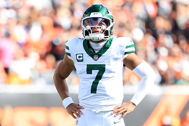Jets HC Aaron Glenn kept his decision about the team’s starting quarterback a secret up until today, but the team is expected to stick with Justin Fields as its starter vs. the Cleveland Browns.
