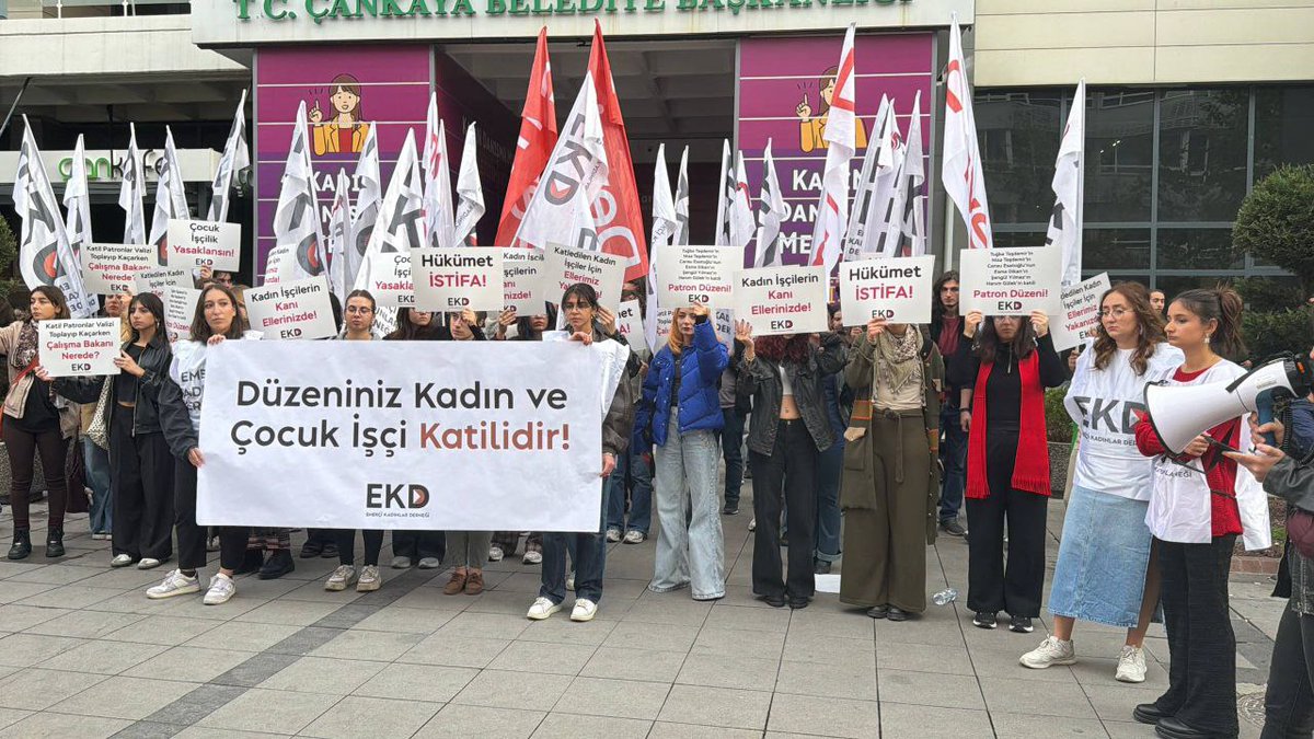 Emekci_Kadinlar's tweet image. Düzeniniz Kadın ve Çocuk İşçi Katilidir! 

Kocaeli Dilovası&apos;ndaki kozmetik fabrikasındaki yangında katledilen kadın işçiler için Ankara&apos;da Sakarya Caddesi&apos;nde eylemdeydik.

İŞKUR&apos;un bir bina yanında sigortasız işçi, çocuk işçi çalıştıran patronlara bu cesareti veren AKP&apos;nin…