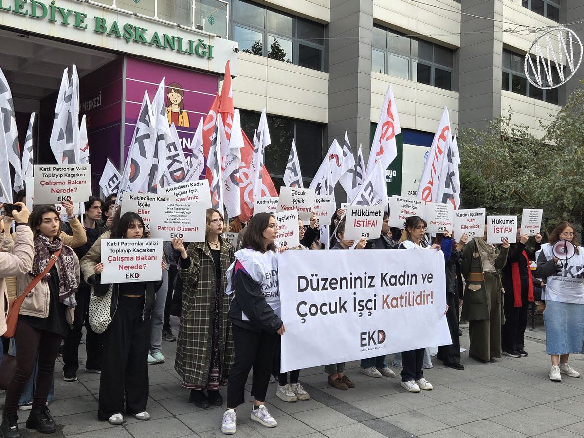 Emekci_Kadinlar's tweet image. Düzeniniz Kadın ve Çocuk İşçi Katilidir! 

Kocaeli Dilovası&apos;ndaki kozmetik fabrikasındaki yangında katledilen kadın işçiler için Ankara&apos;da Sakarya Caddesi&apos;nde eylemdeydik.

İŞKUR&apos;un bir bina yanında sigortasız işçi, çocuk işçi çalıştıran patronlara bu cesareti veren AKP&apos;nin…