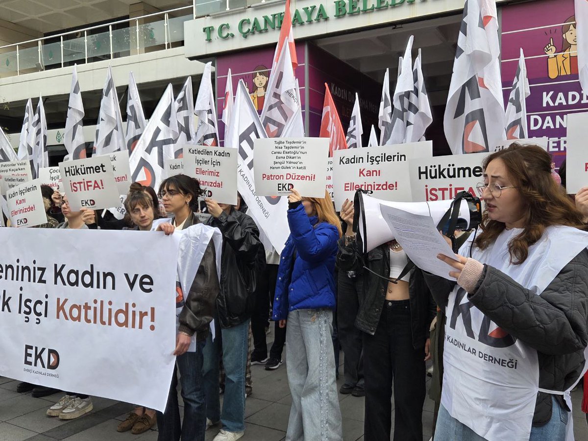 Emekci_Kadinlar's tweet image. Düzeniniz Kadın ve Çocuk İşçi Katilidir! 

Kocaeli Dilovası&apos;ndaki kozmetik fabrikasındaki yangında katledilen kadın işçiler için Ankara&apos;da Sakarya Caddesi&apos;nde eylemdeydik.

İŞKUR&apos;un bir bina yanında sigortasız işçi, çocuk işçi çalıştıran patronlara bu cesareti veren AKP&apos;nin…