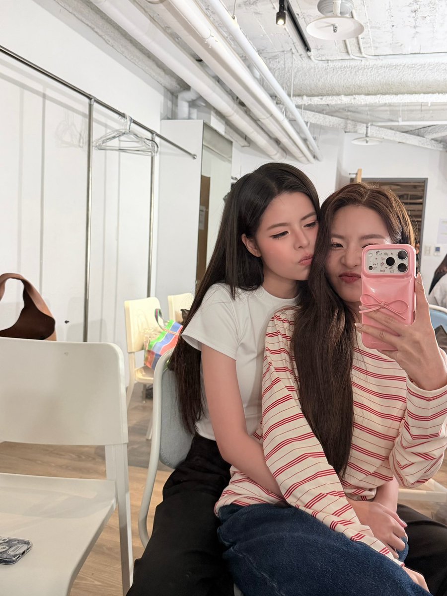 วันนี้สนุกมากเลย ขอบคุณที่ทำให้การมาไต้หวันครั้งแรกมันมีความสุขขนาดนี้ เหนื่อยกันมั้ย? หิวกันมั้ย? อย่าลืมไปกินข้าวกันนะ ขอบคุณมากๆๆ จากหัวใจเลย ขอบคุณที่รักพวกเราน้าาา 我爱你们, 再见❤️

FAYMAY SPARKLING BLUE
#FayMay1stFMinTaipei