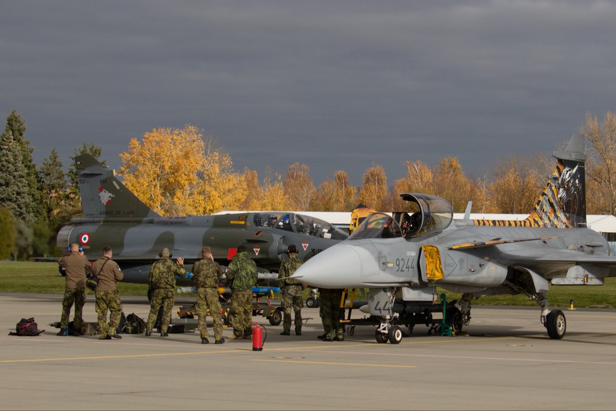 EtatMajorFR's tweet photo. 📍 République Tchèque | Manœuvres aériennes 🇫🇷🇨🇿
 
✈️ Projection agile et rapide d'avions de chasse de l'@armee_de_lair avec une empreinte logistique minimale selon le principe ACE (Agile Combat Employment).

💪 Travailler ensemble pour préserver la liberté d'action des alliés de l'@OTAN_FR.