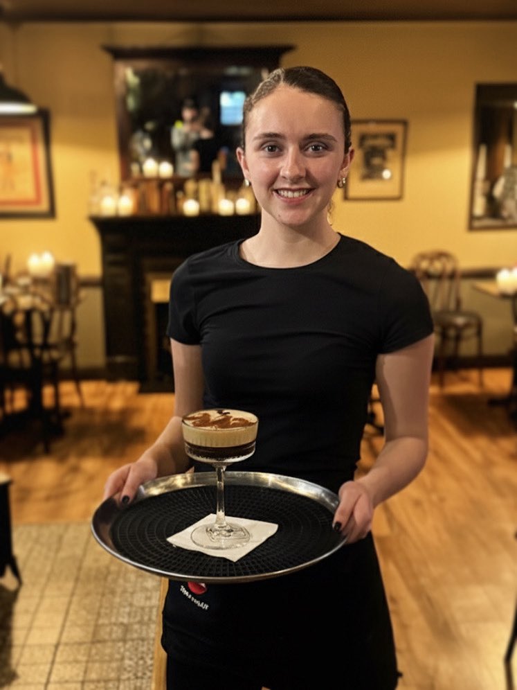 Sunday’s no excuse to skip the fun! ☕🍸 Here’s the lovely Anna serving up a killer Espresso Martini! Book your table for today now 🍽️ #LouthChat #No3Collon