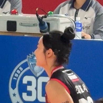 오늘 효서 머리 되게 많이 바뀜 첨에는 포니테일하고 밑에 묶고 있어서 귀엽다고 생각했는데 웜업 중간부터 묶은거 빼더니 경기 시작 이후에는 똥머리가 됨