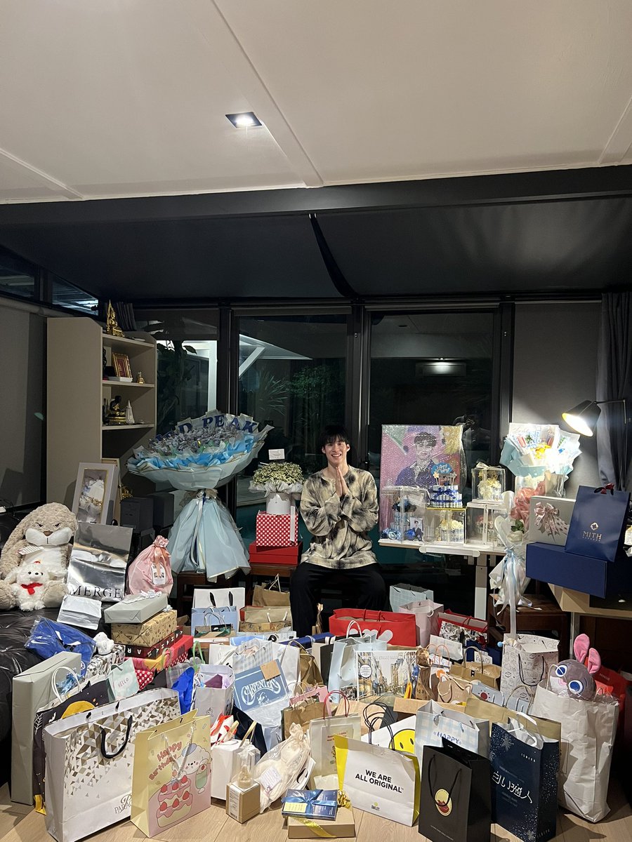 ขอบคุณสำหรับวันนี้นะครับทุกคน ชื่นใจมากๆเลย ดีใจที่ได้เจอทุกคนนะครับ ขอบคุณสำหรับของขวัญด้วยนะครับ เป็นวันดีๆอีกวันที่มีความสุขมาก ภูมิใจในตัวเองเยอะๆนะครับทุกคน 💙😊 #ETERNAL9WITHPEAK