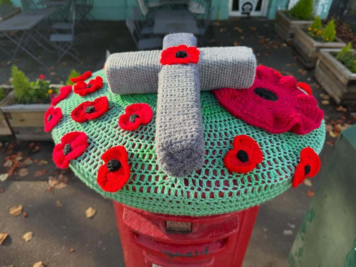 Timothy_Hughes's tweet image. Remembrance Sunday - Topper #topper #toppers #yarnbombing #postboxtopper #postbox #postboxes #London #Londonist #londoner #teddington #londonist #londoners #londonerslondon #thames #thamesriver #thamespath #thamesriver #riverthames #Teddington #remembran… instagr.am/p/DQ1vhNJCIw0/