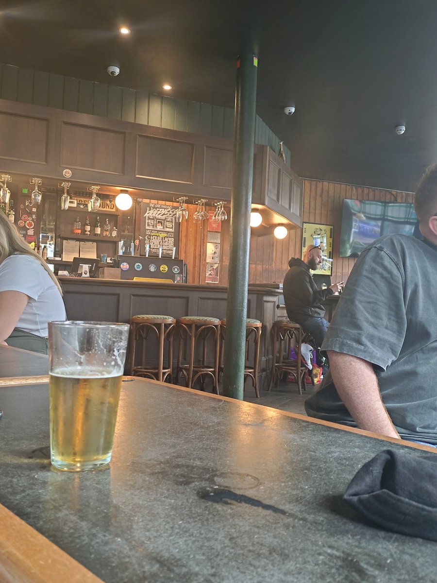 SELondonBoozers's tweet photo. 1st time at The Greyhound #SE15 since new owners took over. Last time was here they had a pool table in the garden, not even got a garden now but after seeing this close so many times over the years good to see it now in the hands of committed owners and thriving. Cheers π»π» https://t.co/qVTDKWtOsx