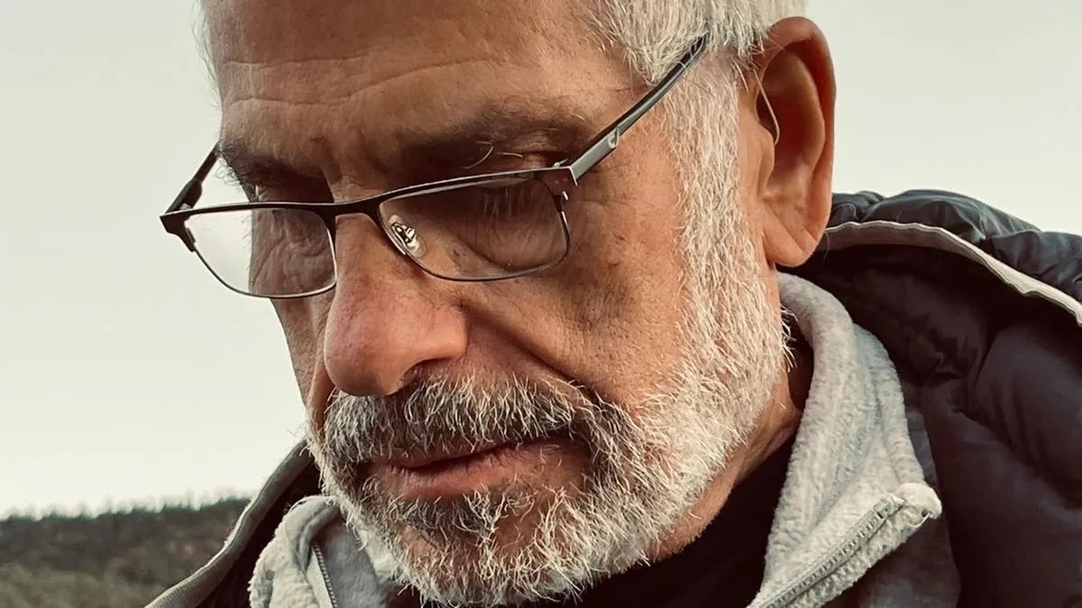 herqles_es's tweet image. 🇪🇸🇻🇳 | Muere el profesor español residente en Santander que permanecía ingresado en una UCI de Vietnam desde hace más de un mes y que no recibió ayuda del gobierno para repartirlo. En los últimos días sufrió una pancreatitis aguda que no pudo superar.