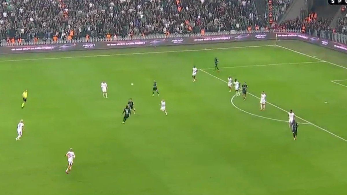 Galatasaray'ın ilk yarıda orta sahasında büyük boşluk verdiği anlardan biri.