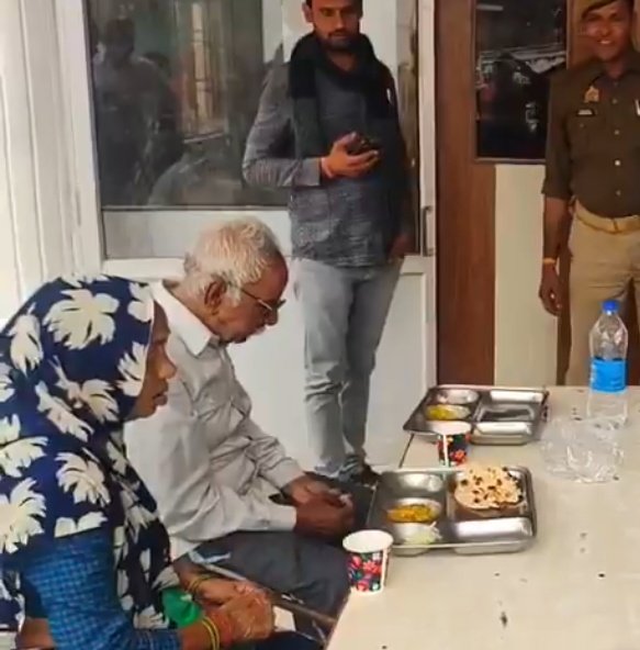 उत्तर प्रदेश के एटा पुलिस ने इन्सानियत की मिसाल पेश की है ।

जिले के जलेसर थाना क्षेत्र से एक बूढ़े माता पिता को उनके बेटे ने घर से निकाल दिया था ।

बूढ़े माता पिता चार दिन से भूखे  इधर उधर भटक रहे थे सम्बंधित थानाध्यक्ष को यह जब पता चली उन्होनें थाना पर ले आये ।

और पहले उनको
