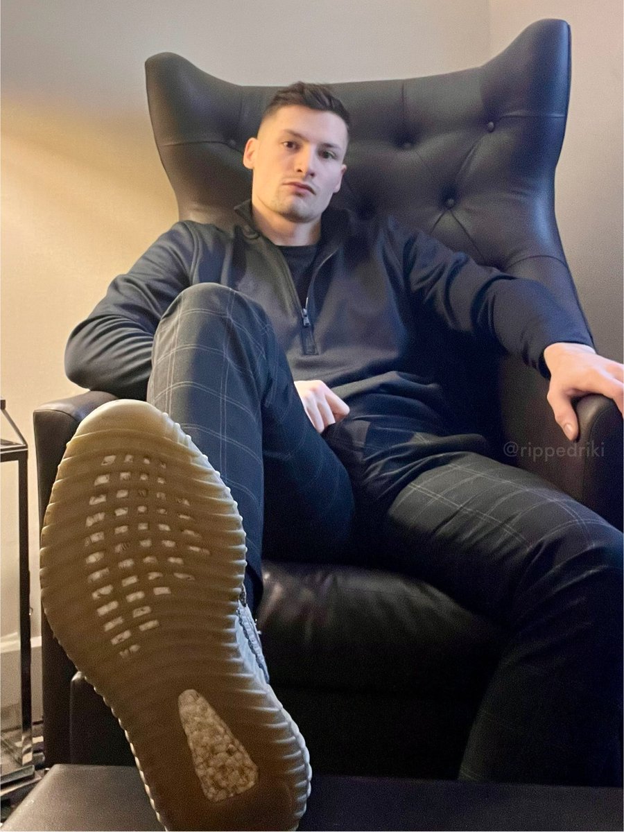 rippedriki's tweet image. Time to worship my Yeezy and lick clean my soles 👅
You know what, lets make it more playfull 100 RT 🔁 and I will drop version with black socks. 
There might be even barefoot one, but till goal is reached, you wont find out.