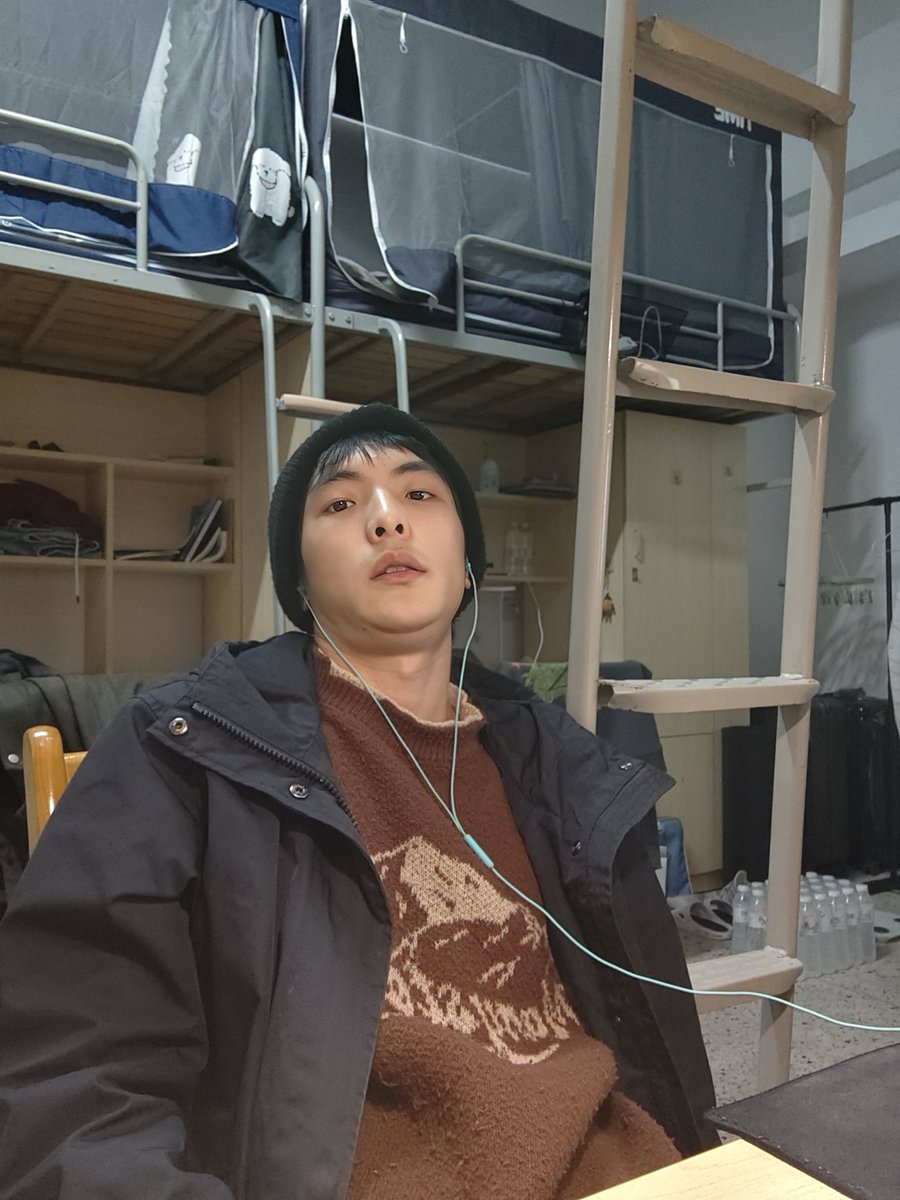 yu020903's tweet photo. 感觉读研之后眼神都呆滞了 https://t.co/NQt8IJDYYf