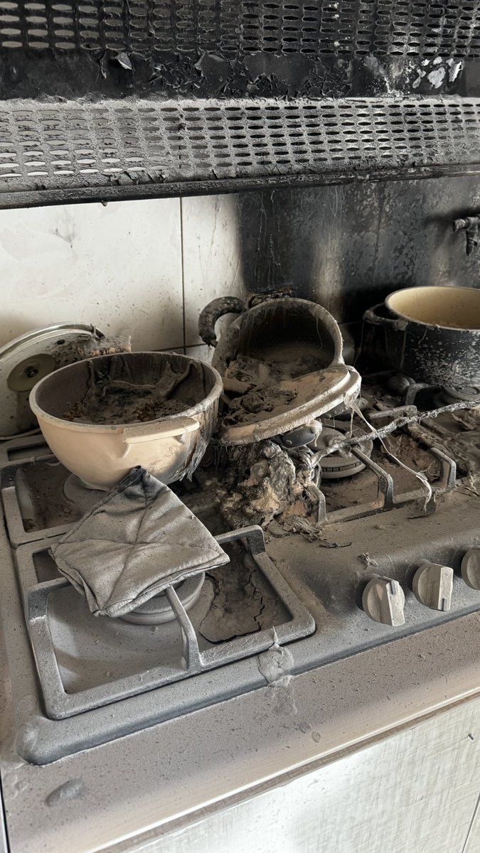 elinashrfii's tweet photo. دوستان خوابگاهو به آتیش کشیدیم🤣 https://t.co/XyeHup1zqC