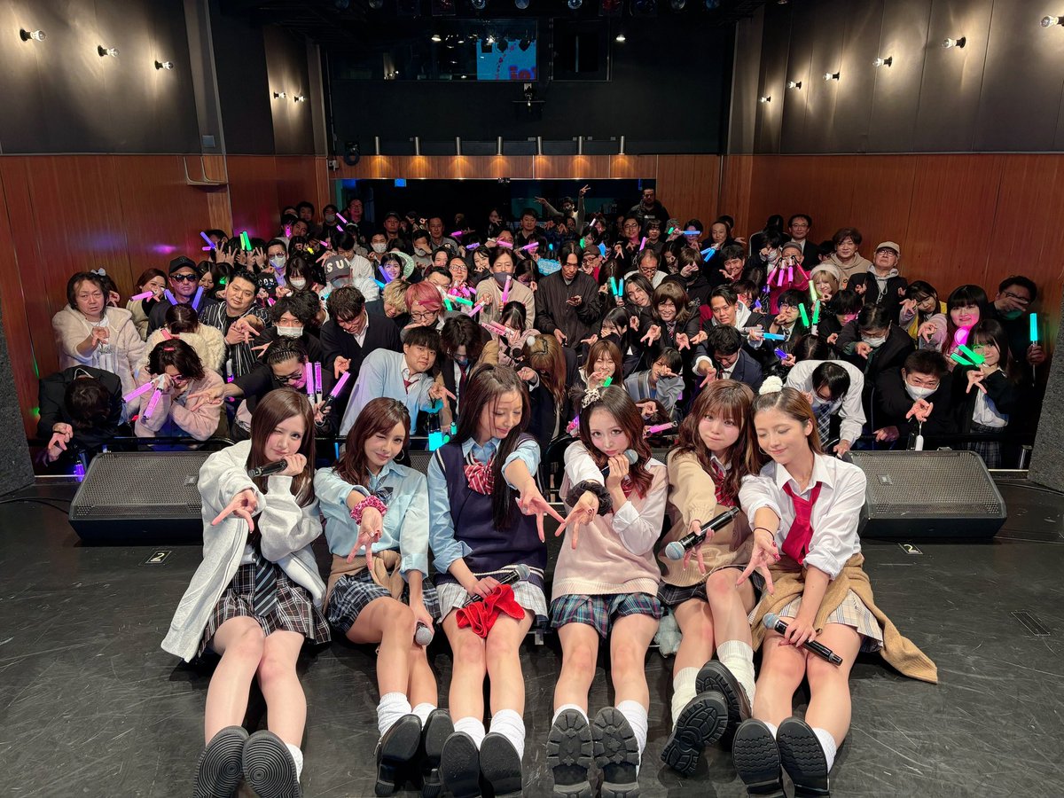 本日は
『主催単独公演「Charme du sourire」』に
ご来場いただきありがとうございました🌺🫶🏻

平成ギャル🌺なToi Toi Toiどうだった？
メイク、衣装にもこだわったんだよ〜😎
みんなと一緒に₹˝ｬʓ︎ﾋﾟ✌🏻✌🏻

🎶本日のセットリスト📝
01. Fortune World
02. I LOVE ME
03. Cosmetic☆Cosmos
04.