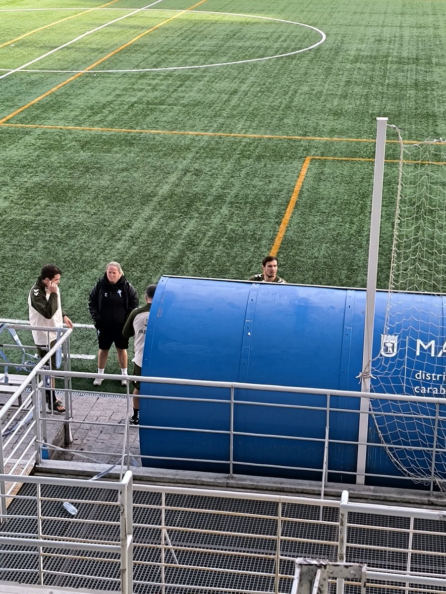 O corpo técnico de <a href="/AsCeltas/">As Celtas</a>, con <a href="/Vicky_vk4/">Vicky Vázquez</a> á cabeza, preparado para o partido