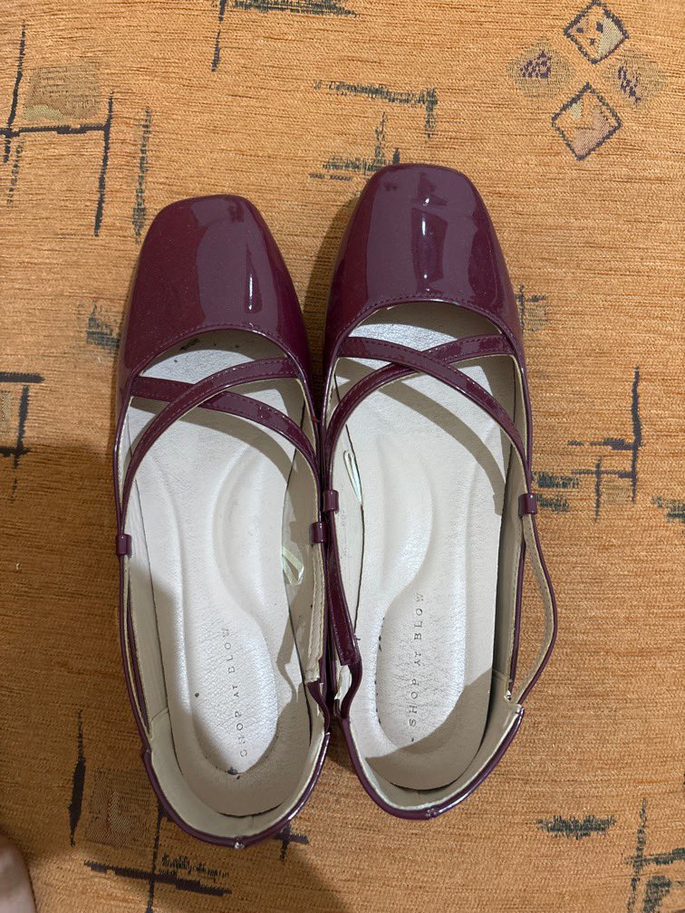 bajinganloee's tweet photo. WTS SHOP AT BLOW crossover ballerina flat shoes red wine size 40 baru 3x pakai
harga jual 120k boleh nego
bisa shopee yaa https://t.co/SdDseueyNj