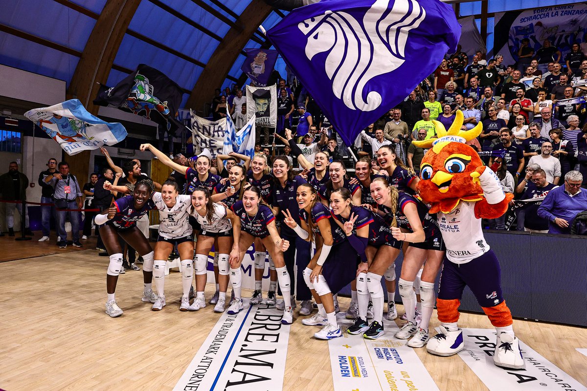 OggiSportNotiz2's tweet photo. Il #chieri76 continua la striscia d'imbattibilità casalinga: le emozioni del sabato sera al #Palafenera
#legavolleyfemminile
https://t.co/jfbrTRcPdD https://t.co/eClNzWJp6z